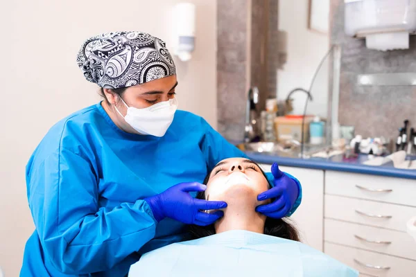 Dentista Mujer Palpando Los Ganglios Linfáticos Una Paciente Cuidado Dental —  Fotos de Stock