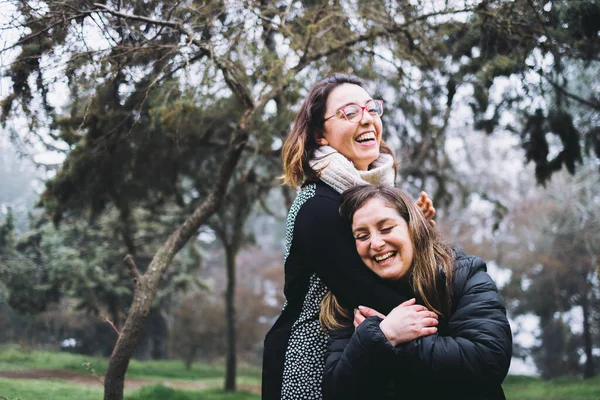 Lesbisch Koppel Knuffelen Lachen Het Park Lgbt Concept Begrepen Ruimte — Stockfoto