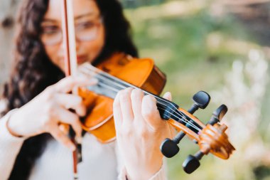 Tanımlanamayan kıvırcık esmer kadın keman içinde pizza tekniği uyguluyor. Yüksek kalite fotoğraf