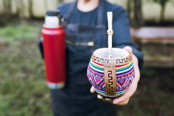 Unrecognizable Woman Serving Mate Red Thermo Colorful Ethnic Mate Latin — Stockfoto