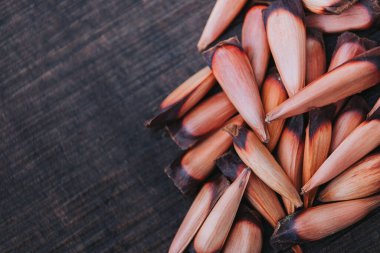 Çam fıstığı, Şili aroka ağacı ağacı meyvesi, kırsal ahşap bir masanın üzerinde. Uzayı kopyala Yüksek kalite fotoğraf