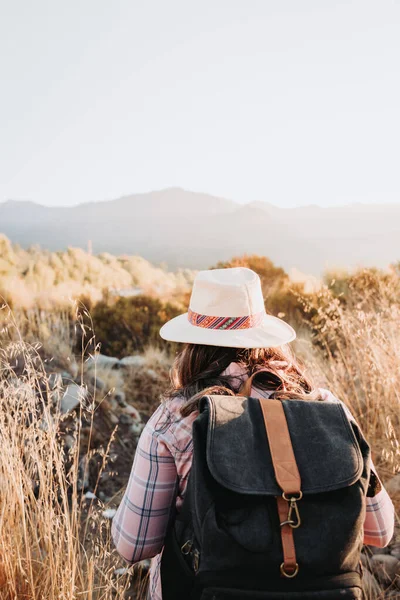 Unrecognizable Woman Hat Backpack Hiking Beautiful Landscape Summer Vibe High — Foto de Stock