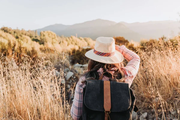 Unrecognizable Woman Hat Backpack Hiking Beautiful Landscape Summer Vibe High — Foto de Stock