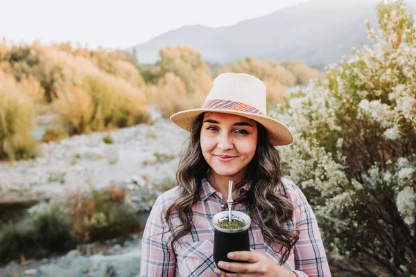 Jovem Latina Chilena Argentina Brasileira Bebendo Erva Mate Espaço Rural — Fotografia de Stock