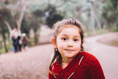 Parkta salıncakta sallanan gülümseyen çocuk. Parkta eğlencenin keyfini çıkarın..