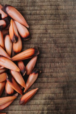 Çam fıstığı, Şili aroka ağacı ağacı meyvesi, kırsal ahşap bir masanın üzerinde. Uzayı kopyala Yüksek kalite fotoğraf