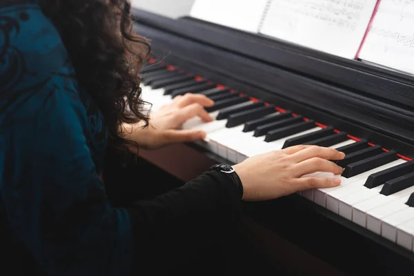 Unrecognizable Womans Hands Playing Piano Reading Sheet Music High Quality — Fotografia de Stock