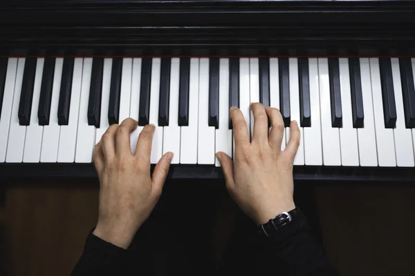 Вид Зверху Жіночі Руки Грають Піаніно Читаючи Ноти Високоякісна Фотографія — стокове фото