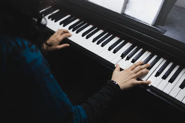 Close Womans Hands Playing Piano Reading Sheet Music High Quality — Fotografia de Stock