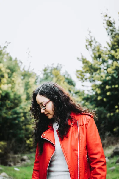 Curly Brunette Woman Wearing Red Leather Jacket Holding Red Mug — Foto de Stock