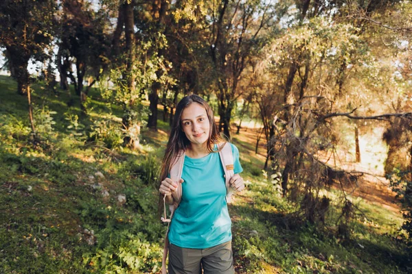 Özgüven Turkuaz Tişörtlü Genç Bir Kadın Ormanda Huzurlu Bir Gülümseme — Stok fotoğraf