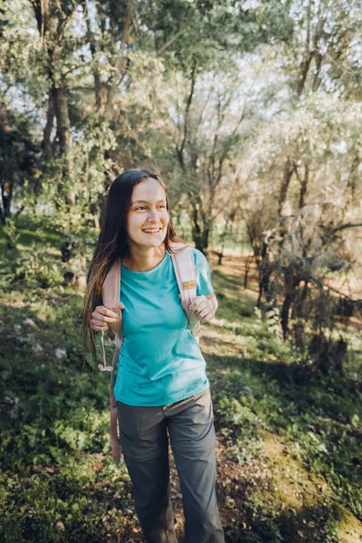Confianza Mismo Mujer Joven Con Camiseta Turquesa Llevando Mochila Con — Foto de Stock