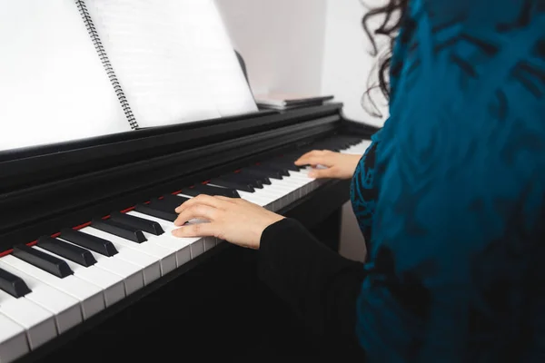 Закрыть Руки Женщин Играющих Пианино Читая Ноты Высокое Качество Фото — стоковое фото