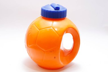 Turuncu top şeklinde su şişesi. Beyaz arka planda izole edilmiş. Genellikle çocuklar kullanır.