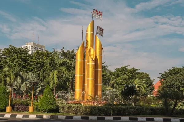 Noktalı bambu heykeli (anıt bambu akıntısı) Surabaya şehir sokağının ortasında yer alan fıskiyeler ve ağaçlarla çevrilidir. Gündüz çekilmiş.