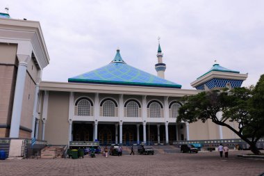 Surabaya, Endonezya - 11 Şubat 2022 - Al-Akbar Camii (Mescid Al-Akbar), Endonezya 'nın ikinci büyük camisi ve Surabaya' nın büyük camii. Mavi kubbeli güzel bir cami.