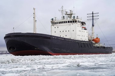  Finlandiya körfezi boyunca uzanan buzkıran.                         