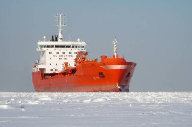 Tanker gemisi, Finlandiya Körfezi 'nin buzunda yol boyunca ilerler..                          