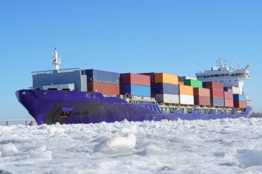 Ticari ticaret lojistik ihracatında ticari konteynır taşıyan konteyner kargo gemisi.                   