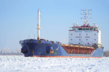 Tanker gemisi, güzel bir havada Finlandiya Körfezi 'nin buzunda yol boyunca yüzer..                     