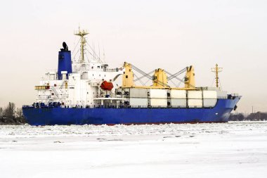 Ticari ticaret lojistik ihracatında ticari konteynır taşıyan konteyner kargo gemisi.                  