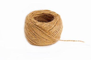 Beyaz arka planda doğal kenevir ipi makarası. Kenevir ipi..