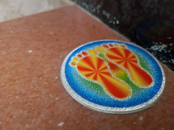 Lakshmi 'nin ayak izlerinde Hindistan' ın kapısına yapıştırılmış bir etiket var. 