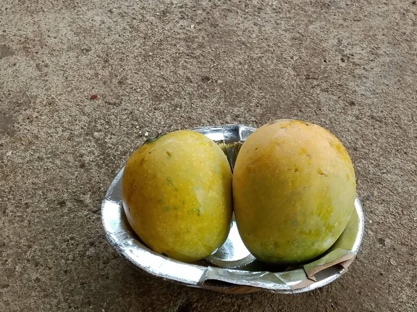 インドからの新鮮なマンゴーが地面に落ちています — ストック写真