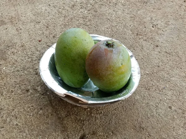 Färska Mango Från Indien Har Fallit Till Marken — Stockfoto