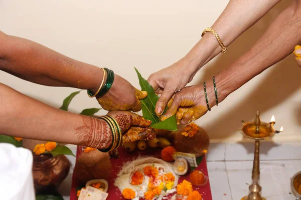 Rituali Della Curcuma Vengono Eseguiti Nei Matrimoni Indù Indiani Con — Foto Stock
