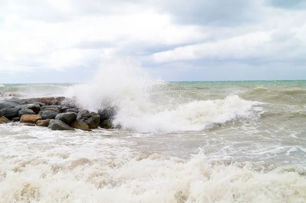 Höga vågor slår mot klipporna på Svarta havet — Stockfoto