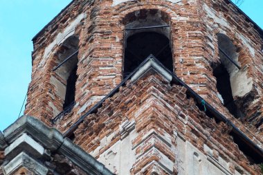 Penceresi olmayan yıkık mimari bina, kimse yaşamıyor.