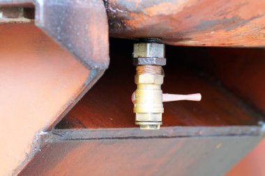 Üretim tesisinde itfaiye aracı vinci.