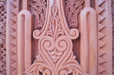 Süs pembe taştan oyulmuş.