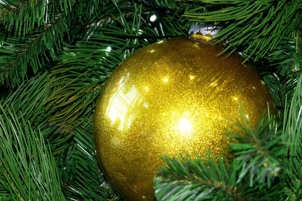 New Years ball on the Christmas tree on New Years Eve — Stockfoto