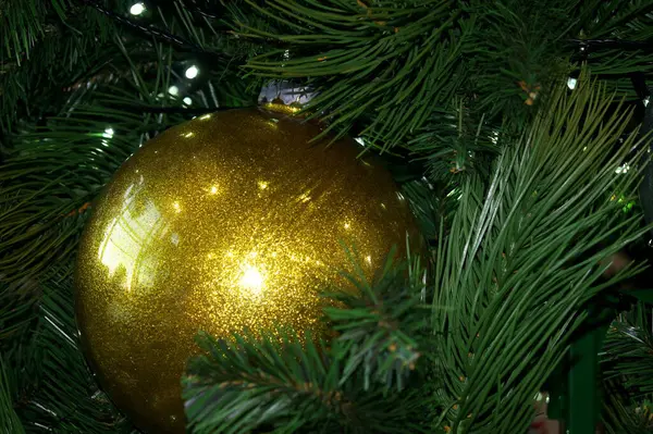 New Years ball on the Christmas tree on New Years Eve — Stockfoto