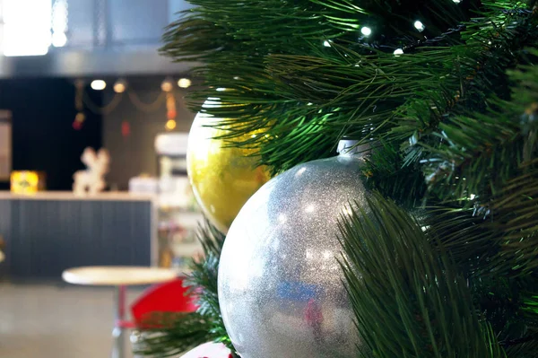 Christmas balls on a Christmas tree in a large trading hall — Stockfoto