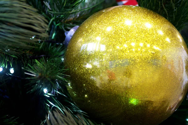 New Years ball on the Christmas tree on New Years Eve — 图库照片