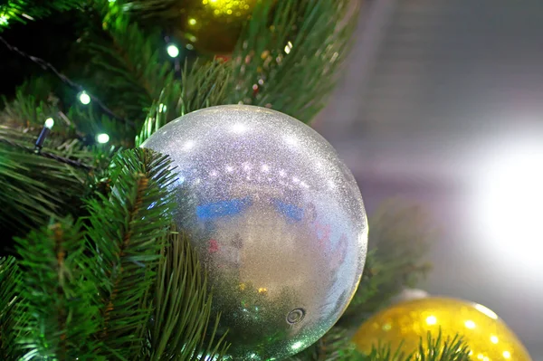 Christmas balls on a Christmas tree in a large trading hall — Stock Photo, Image