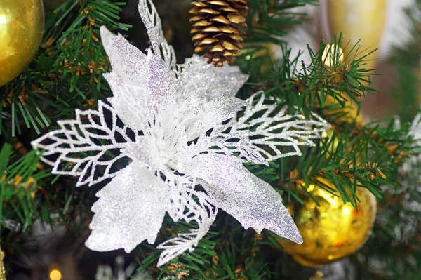 Christmas toys on a Christmas tree in a shopping mall — 图库照片