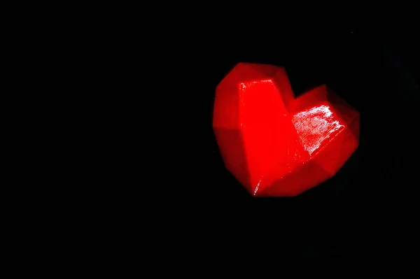 Soufflé de pastelería roja sobre fondo negro —  Fotos de Stock