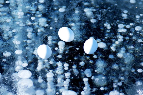 Λευκά αυγά βρίσκονται στον πάγο της λίμνης Baikal — Φωτογραφία Αρχείου