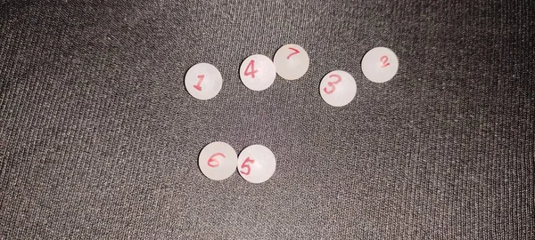 Numara yedi yıldız sistemi beyaz toplar arkaplan siyah resim