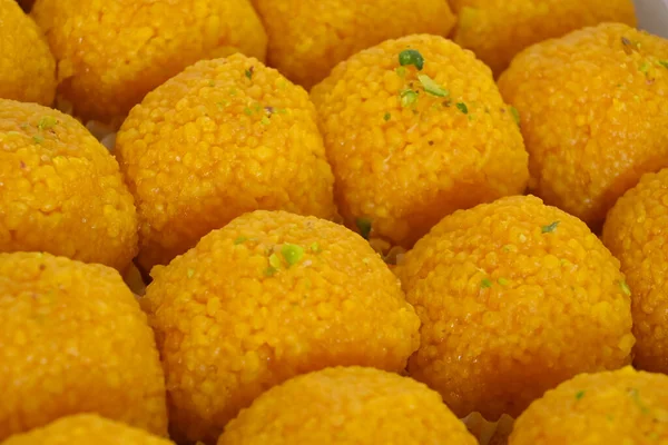 Geleneksel Hint tatlı Motichoor Laddu 'nun yakın çekimi