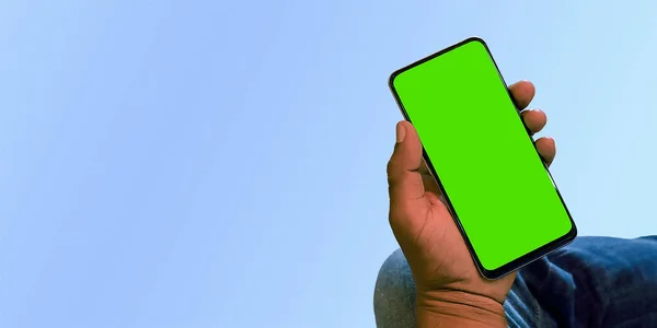 Elinde yeşil ekran akıllı telefonun yakın plan görüntüsü