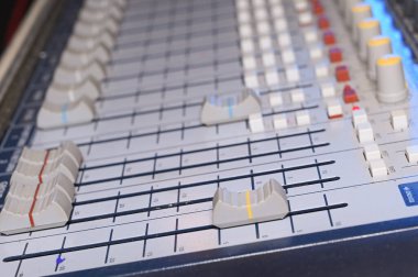 Ses karıştırıcı denetleyici kontrol odasında. Canlı müzik ve stüdyo ekipmanları için karıştırıcı kontrolü