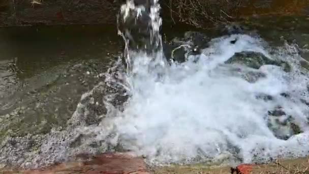 Zpomalený Záběr Sladké Vody Padající Kanálu — Stock video