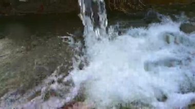 Kanala düşen tatlı suyun yakın plan çekimi.