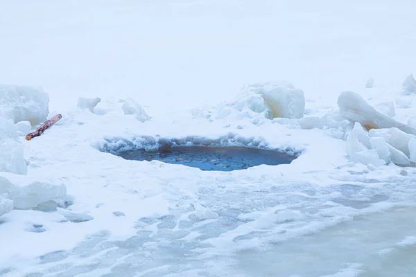 Vackert Vinterlandskap Ljusa Levande Och Färgglada Ishål Bland Snöytan Sjö — Stockfoto