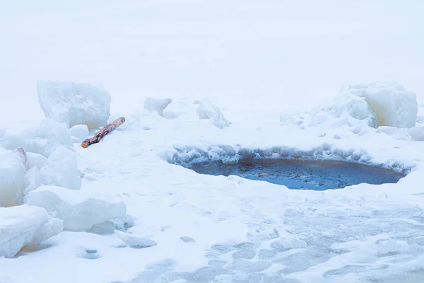 美丽的冬季风景 雪下或暴雪时 江面或冰面间明亮 五彩斑斓的冰洞 — 图库照片